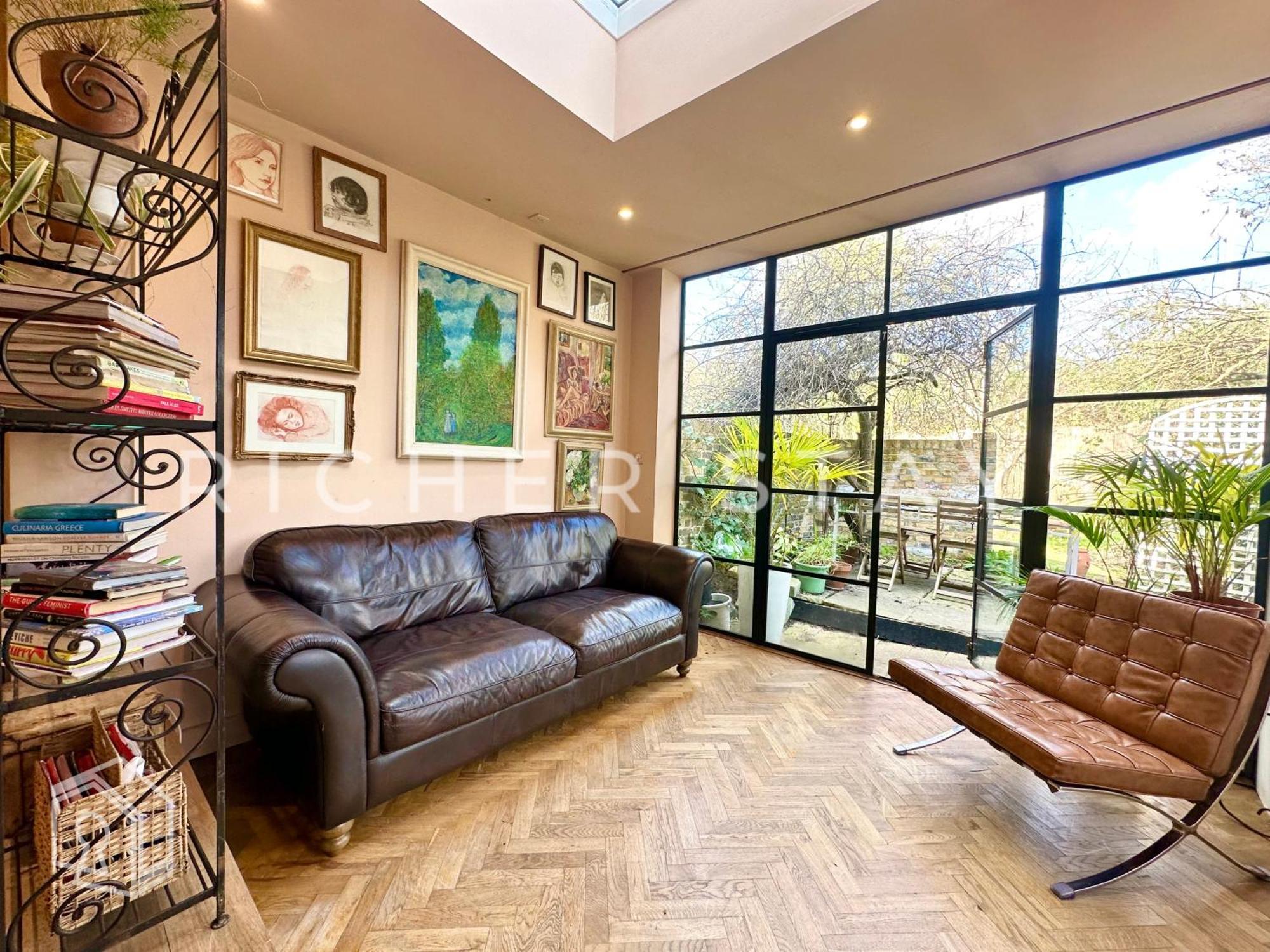 Bohemian Notting Hill Flat, Garden & Amenities