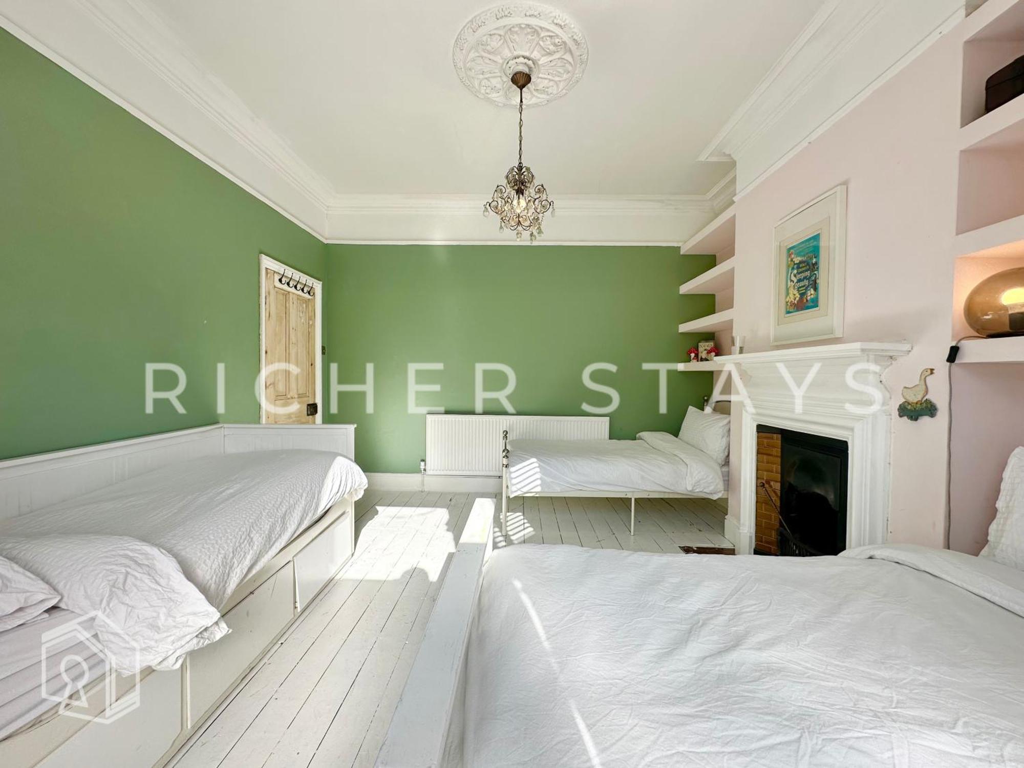 Bohemian Notting Hill Flat, Garden & Amenities Apartment
