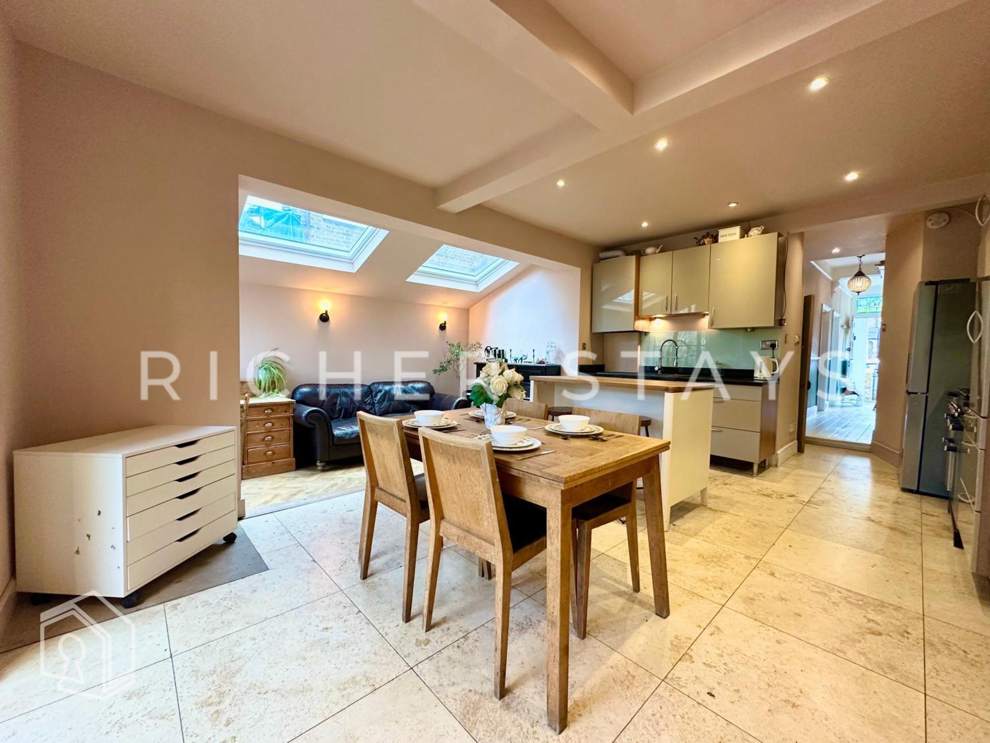 Bohemian Notting Hill Flat, Garden & Amenities Apartment *