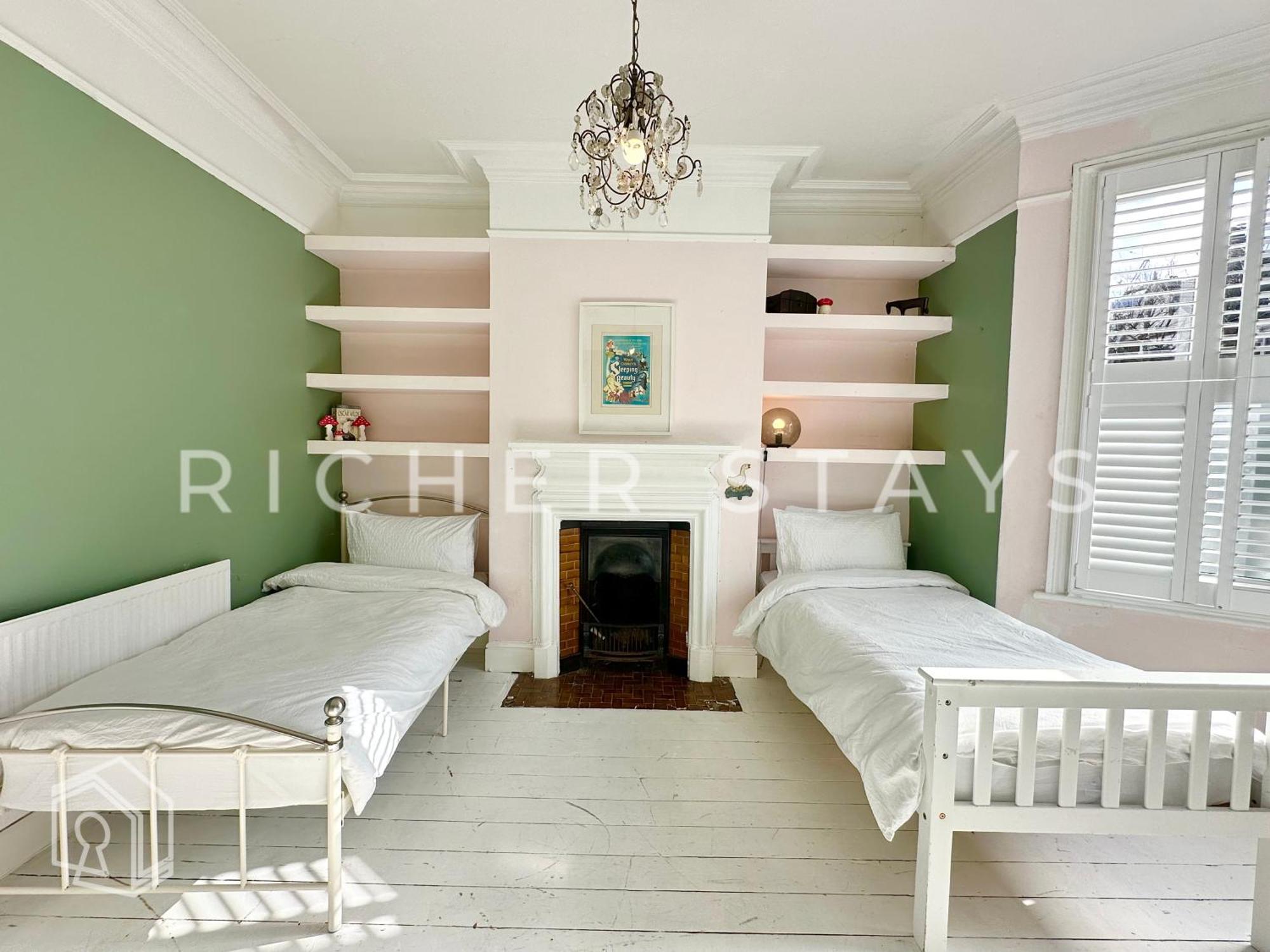 Bohemian Notting Hill Flat, Garden & Amenities London