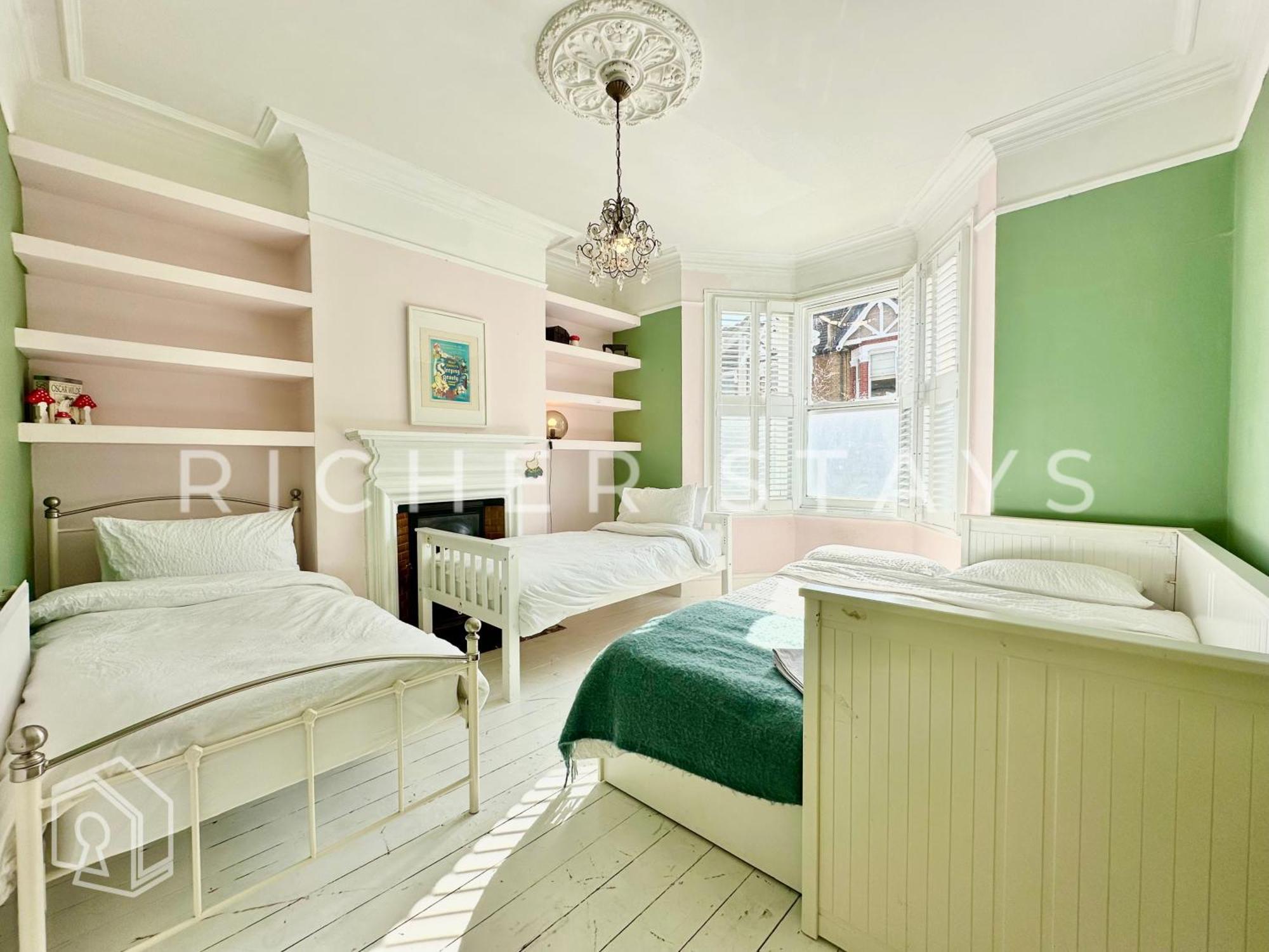 Bohemian Notting Hill Flat, Garden & Amenities Apartment