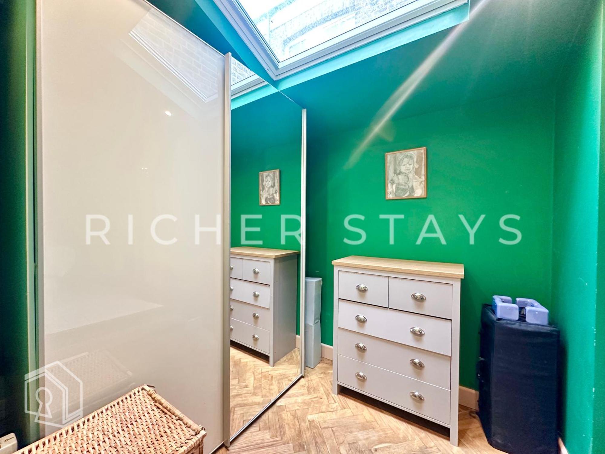 Bohemian Notting Hill Flat, Garden & Amenities Apartment