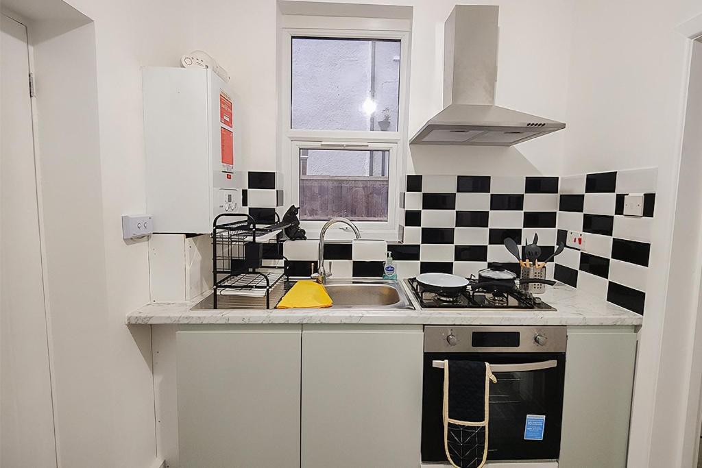 Cosy 2-bed Flat, 8 Min To Tube London