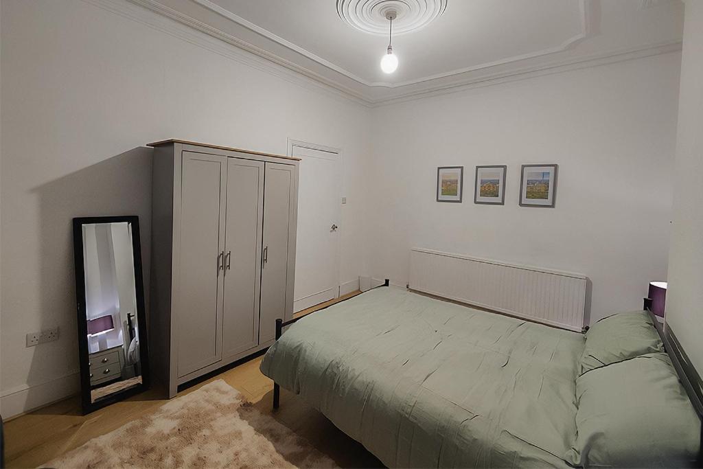Cosy 2-bed Flat, 8 Min To Tube Apartment *