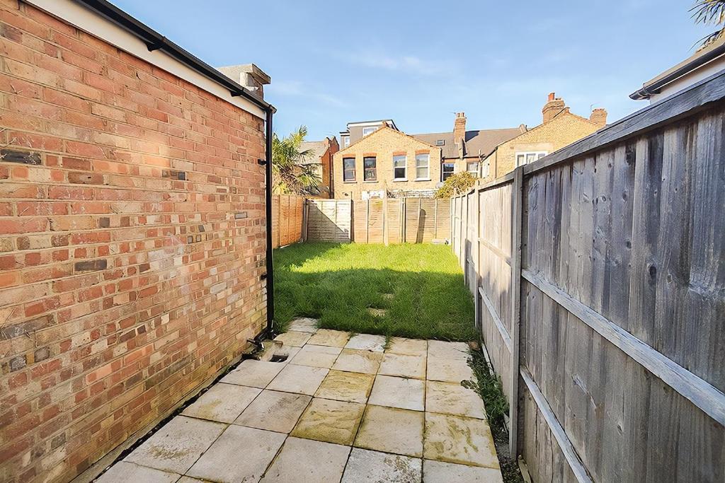 Cosy 2-bed Flat, 8 Min To Tube *