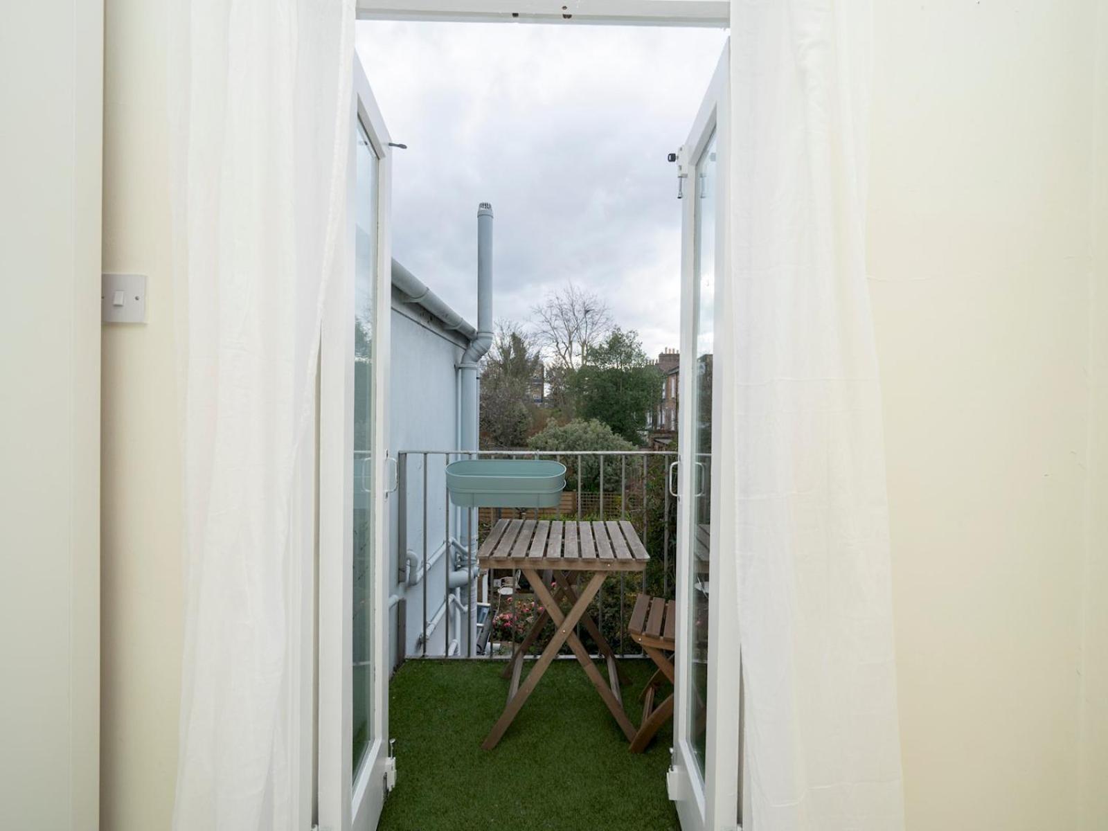 Holiday home Pass The Keys Airy 1850s Coach House With Private Balcony
