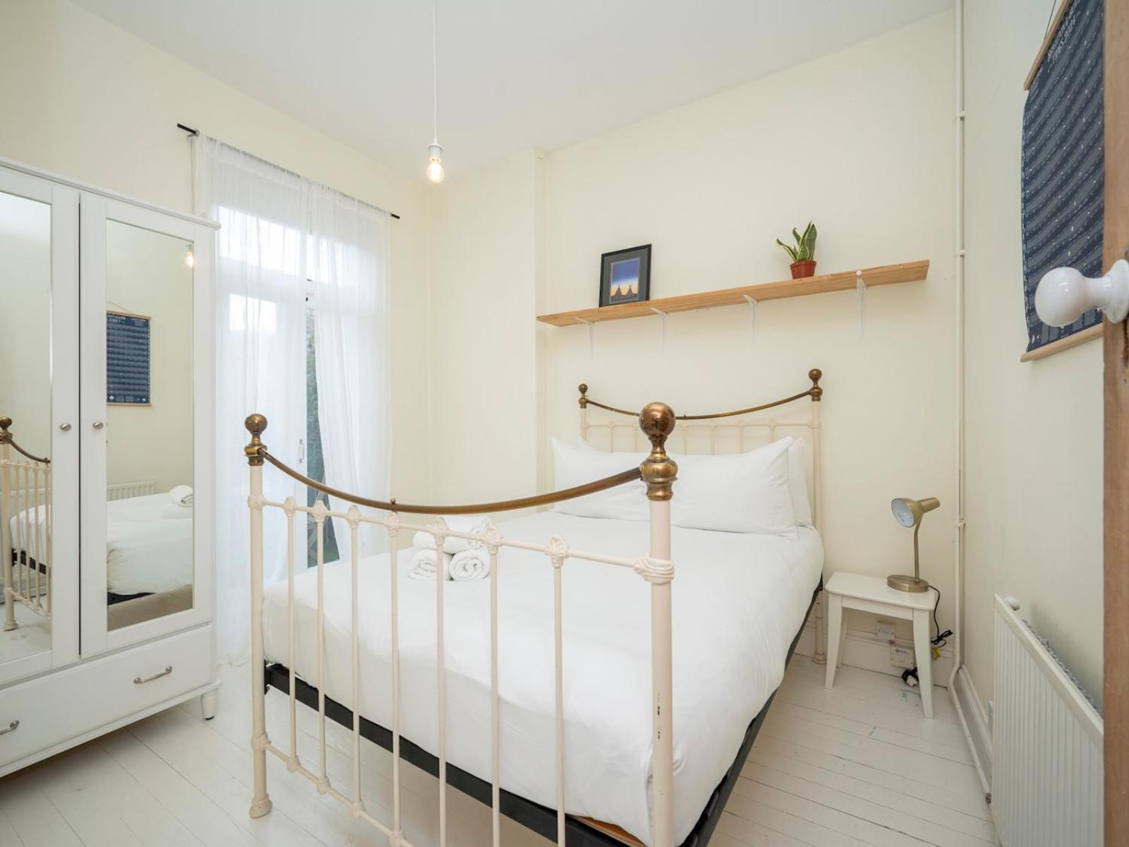 Pass The Keys Airy 1850s Coach House With Private Balcony Holiday home London