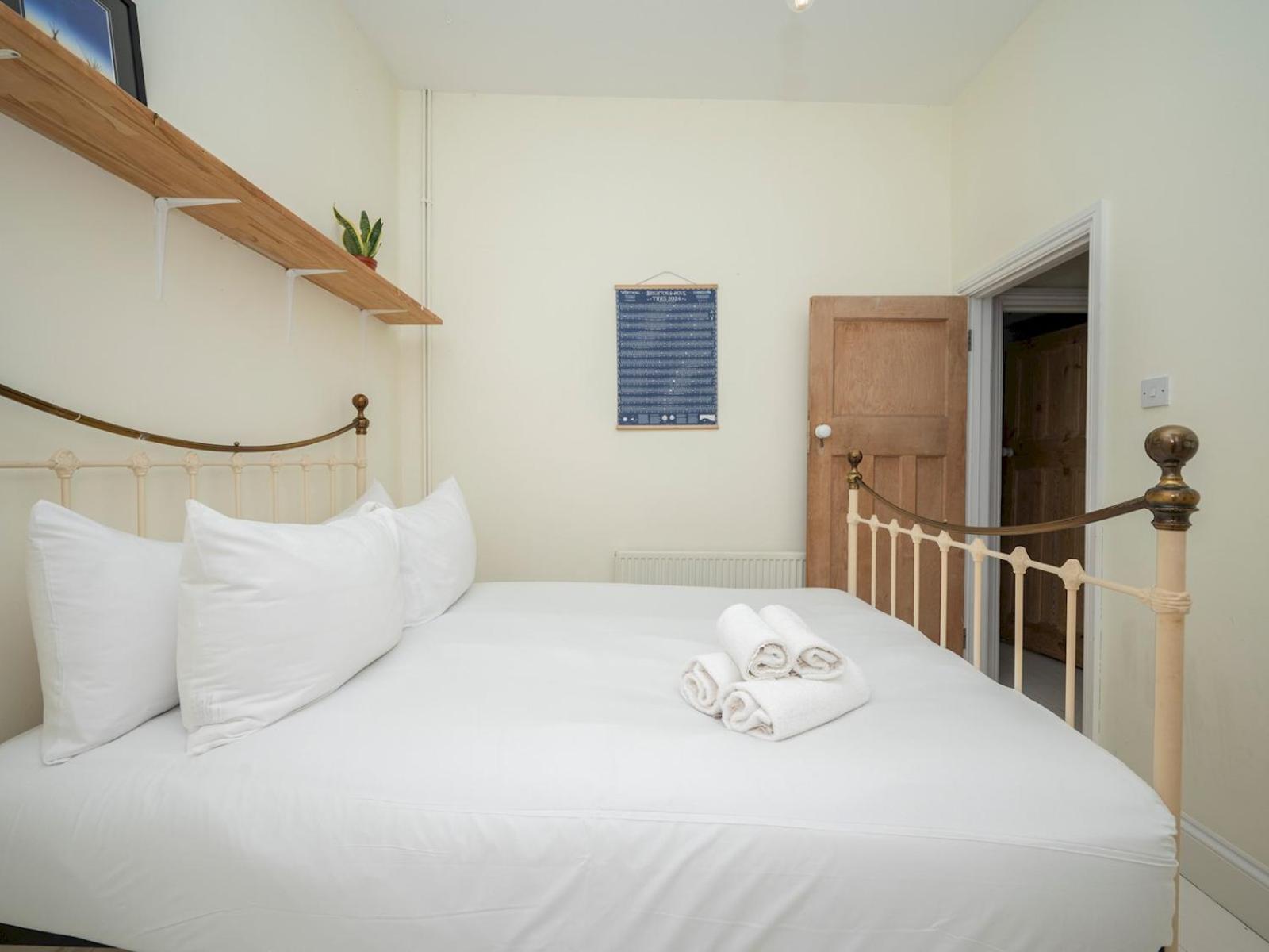 Holiday home Pass The Keys Airy 1850s Coach House With Private Balcony *
