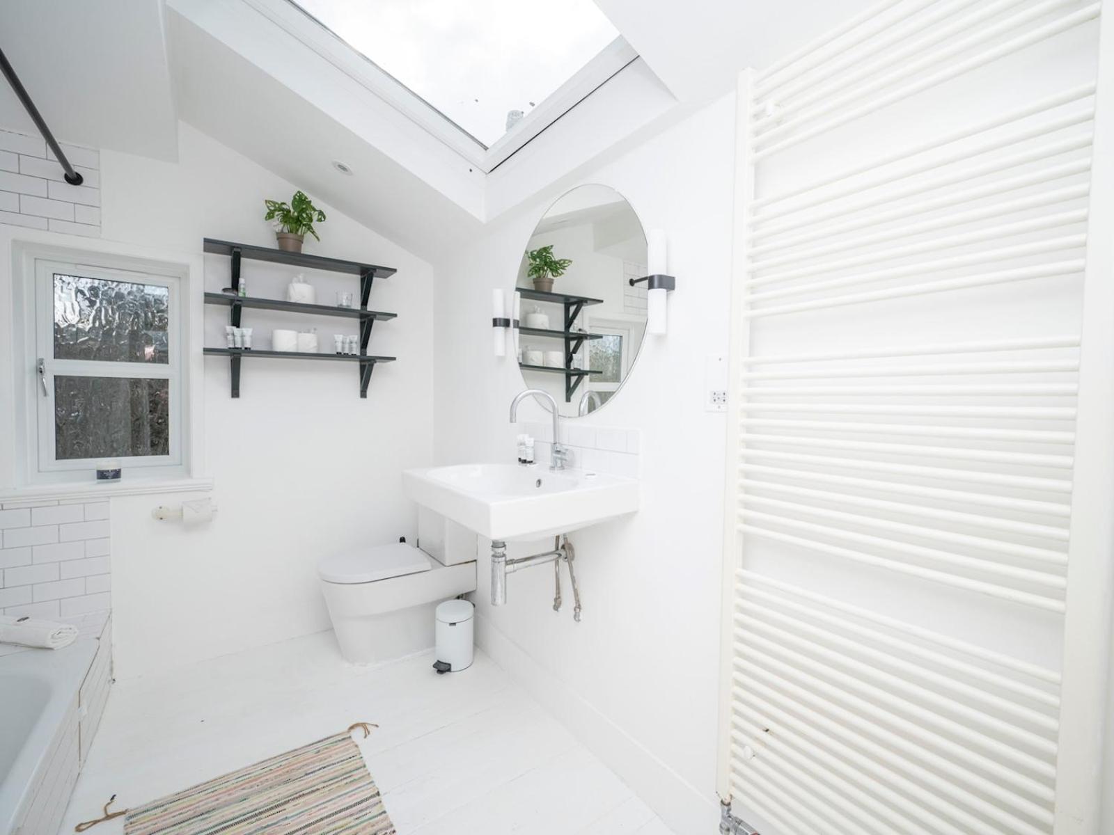 Holiday home Pass The Keys Airy 1850s Coach House With Private Balcony *