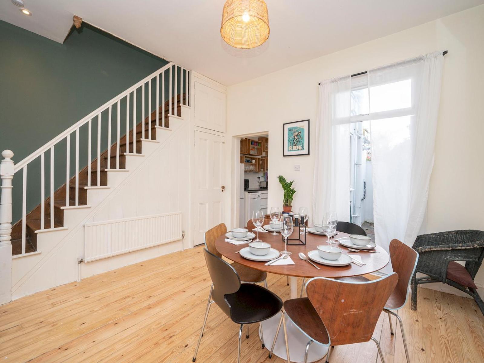 Pass The Keys Airy 1850s Coach House With Private Balcony Holiday home London