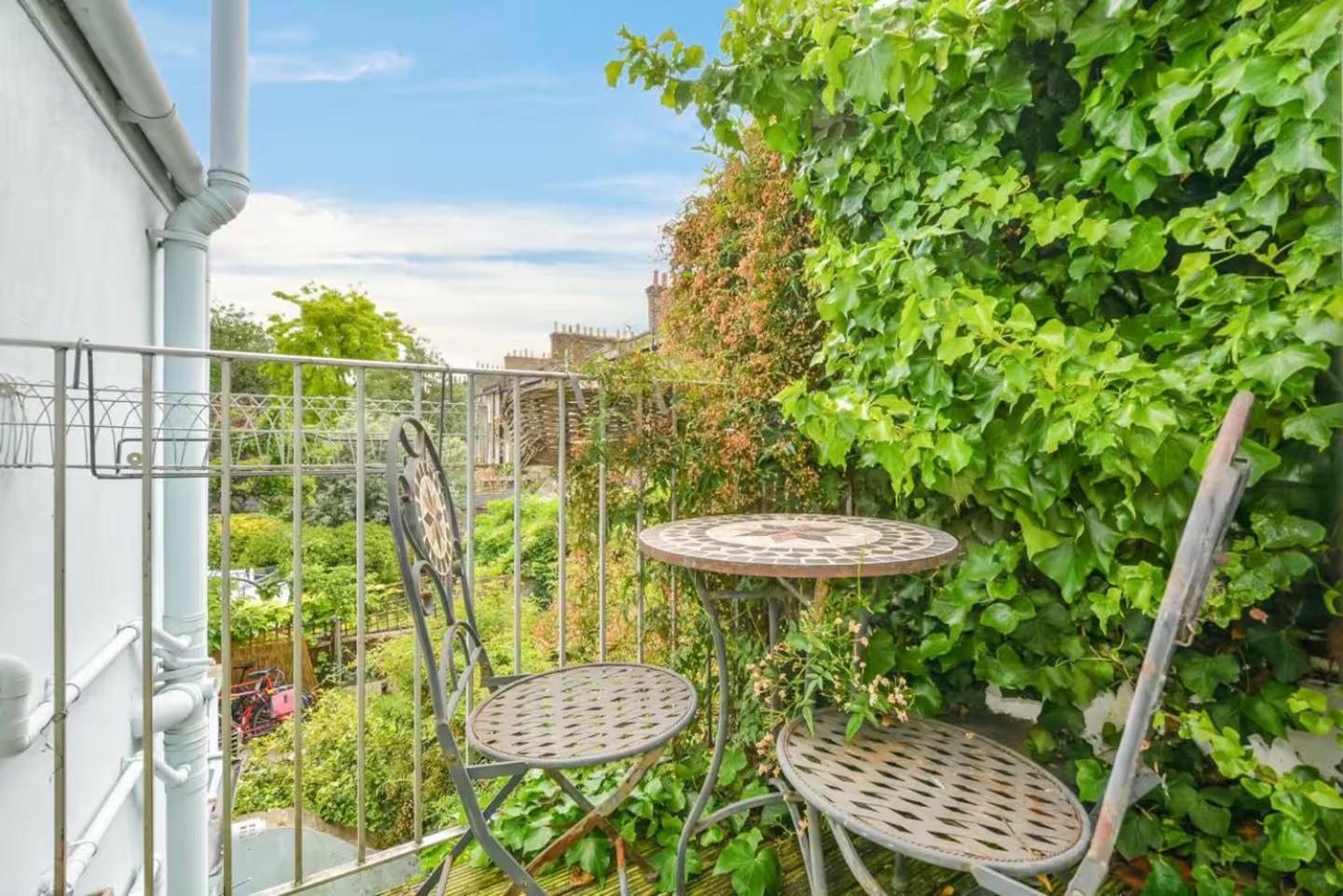 Pass The Keys Airy 1850s Coach House With Private Balcony Holiday home London