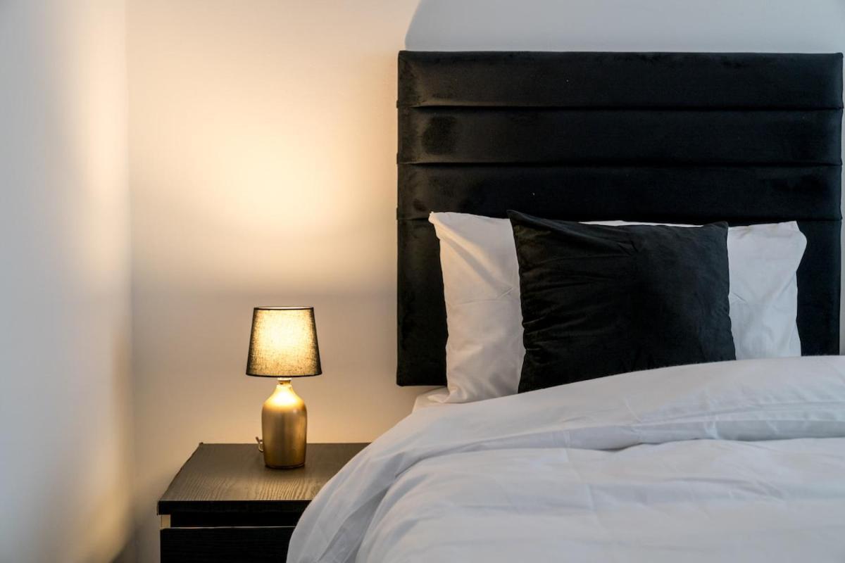 Apartment Canning Town 4 Bed Flat Sleeps 7- For Groups, Families And Contractors- With Free Parking London