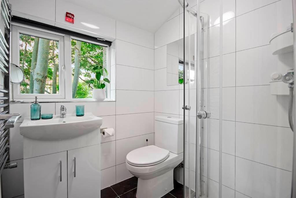 Canning Town 4 Bed Flat Sleeps 7- For Groups, Families And Contractors- With Free Parking Apartment *
