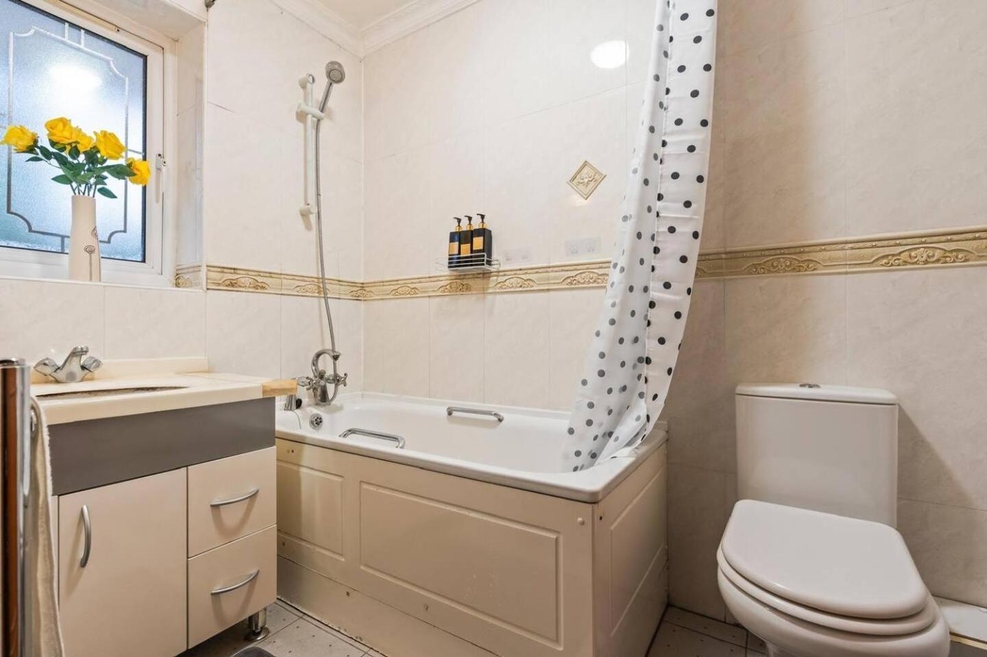 Exquisite 1br - Free Parking Only 5-mins Walk To Clapham Junction Station Apartment