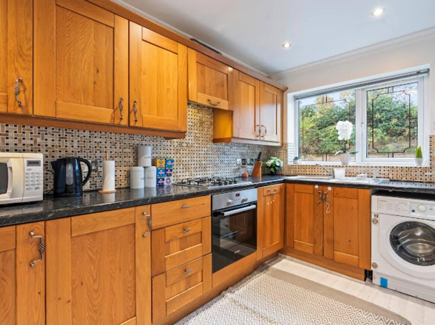 Apartment Exquisite 1br - Free Parking Only 5-mins Walk To Clapham Junction Station London