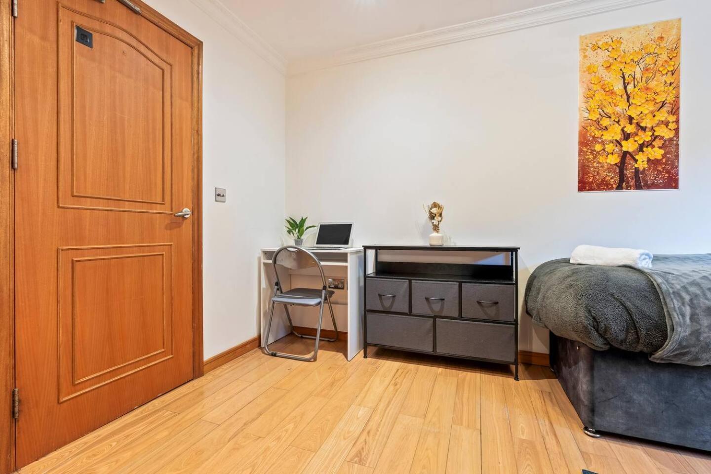 Exquisite 1br - Free Parking Only 5-mins Walk To Clapham Junction Station London