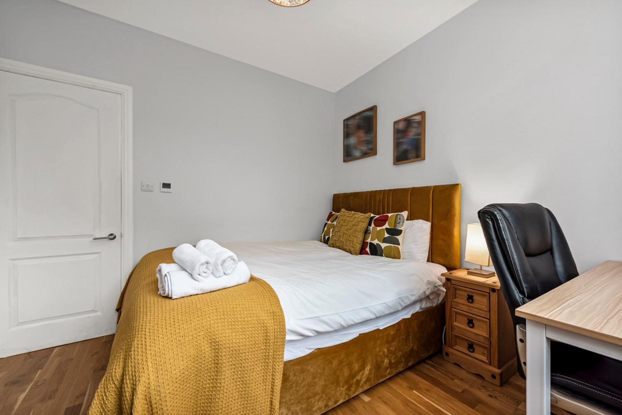 Stunning Modern 2 Bed Near Eye Apartment London