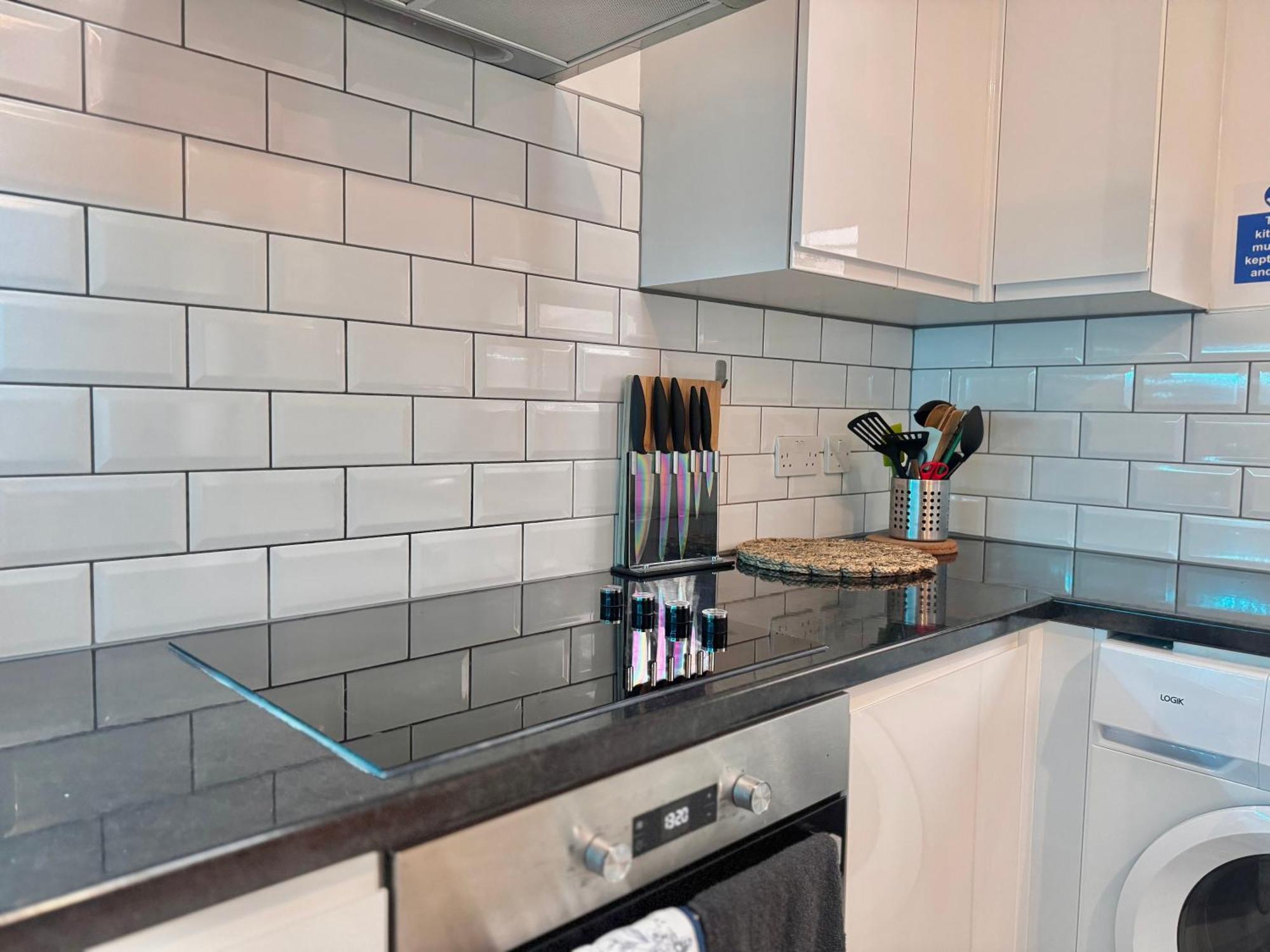 Modern 1-bed 30min To & Parking London