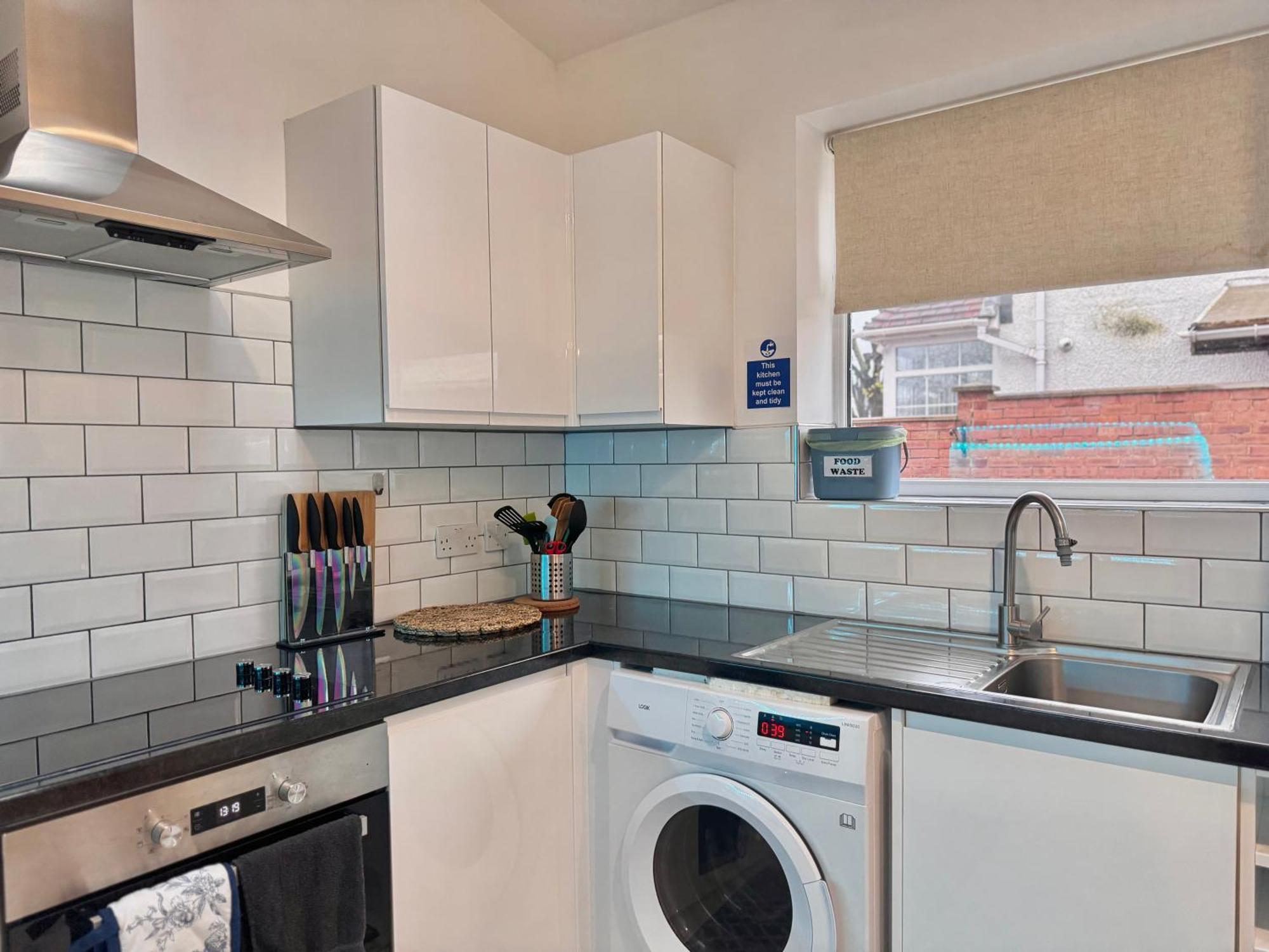 Apartment Modern 1-bed 30min To & Parking