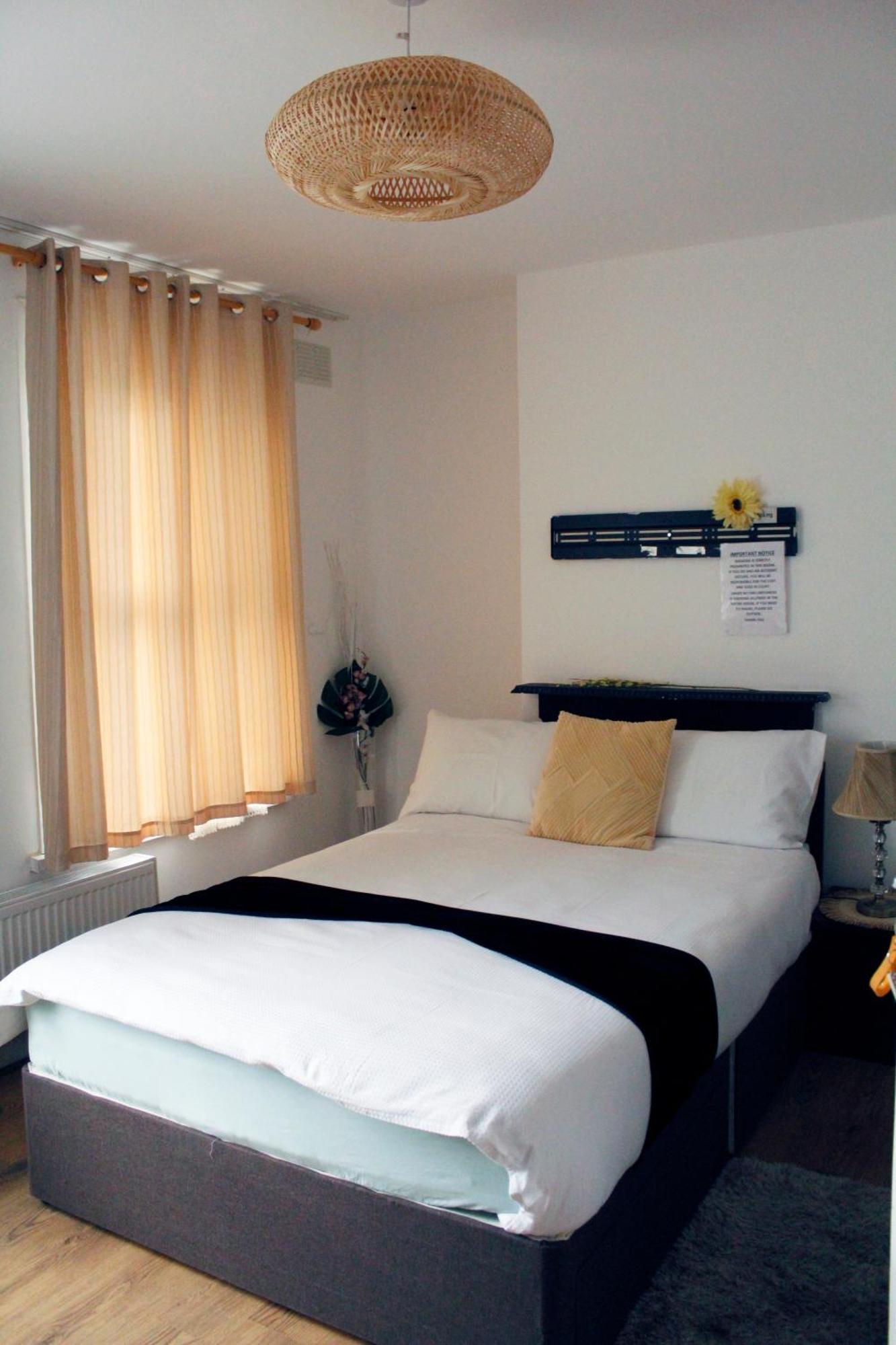 Holiday home Earlycheckin Spacious House W Parking In London