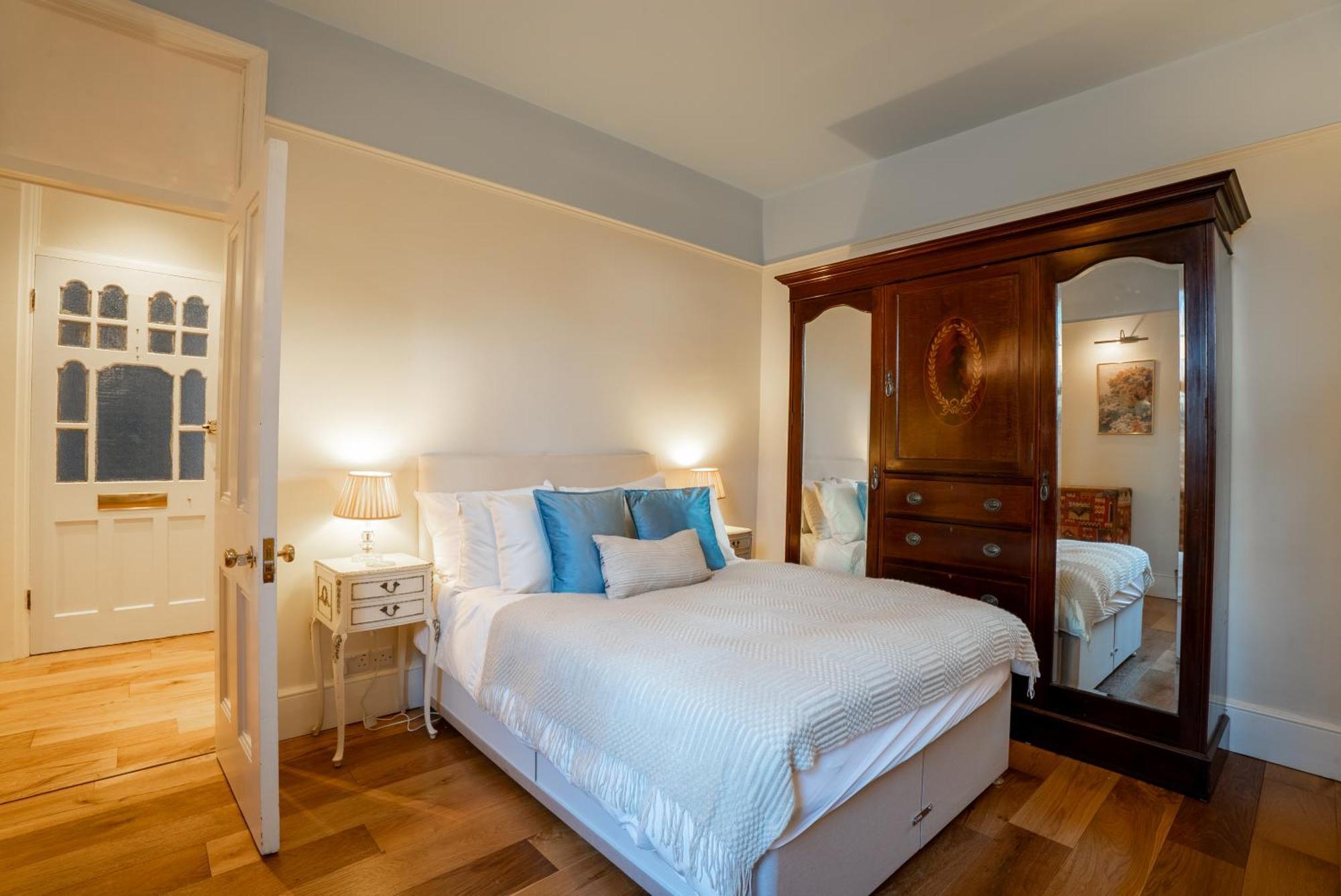 The Plush Putney Retreat *