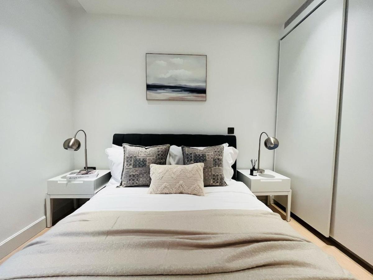 Luxury In White Living - Ideal For Family & Business * London