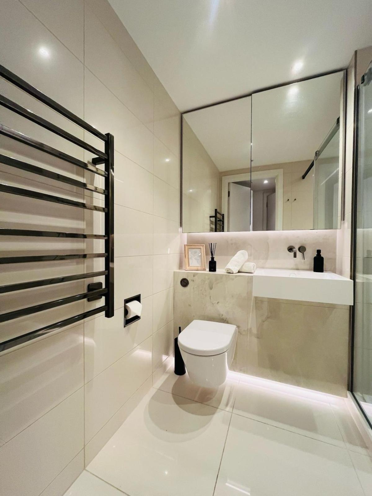 Apartment Luxury In White Living - Ideal For Family & Business