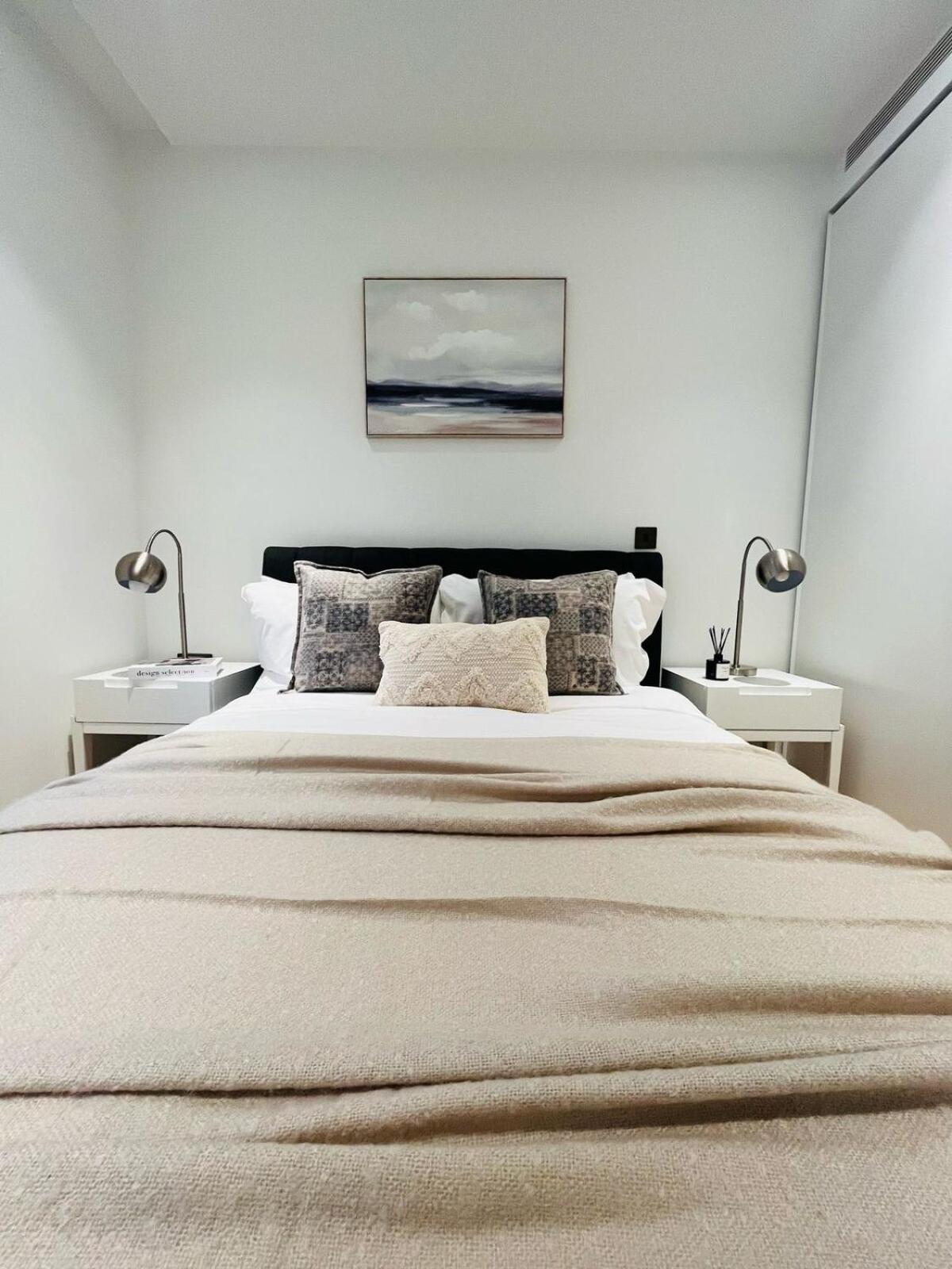Apartment Luxury In White Living - Ideal For Family & Business London