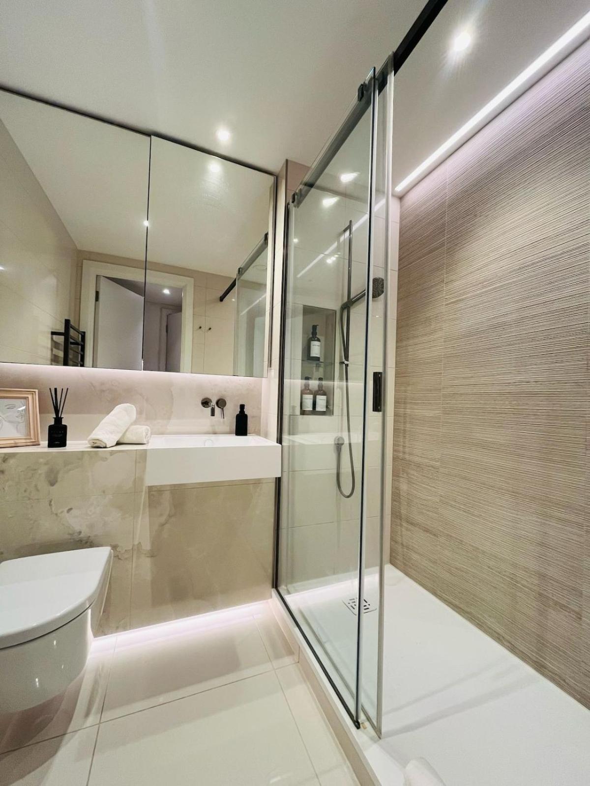 Apartment Luxury In White Living - Ideal For Family & Business London