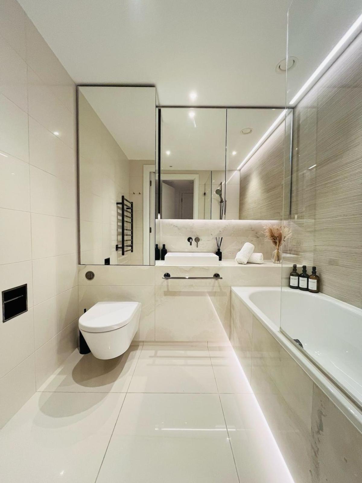 Luxury In White Living - Ideal For Family & Business Apartment *