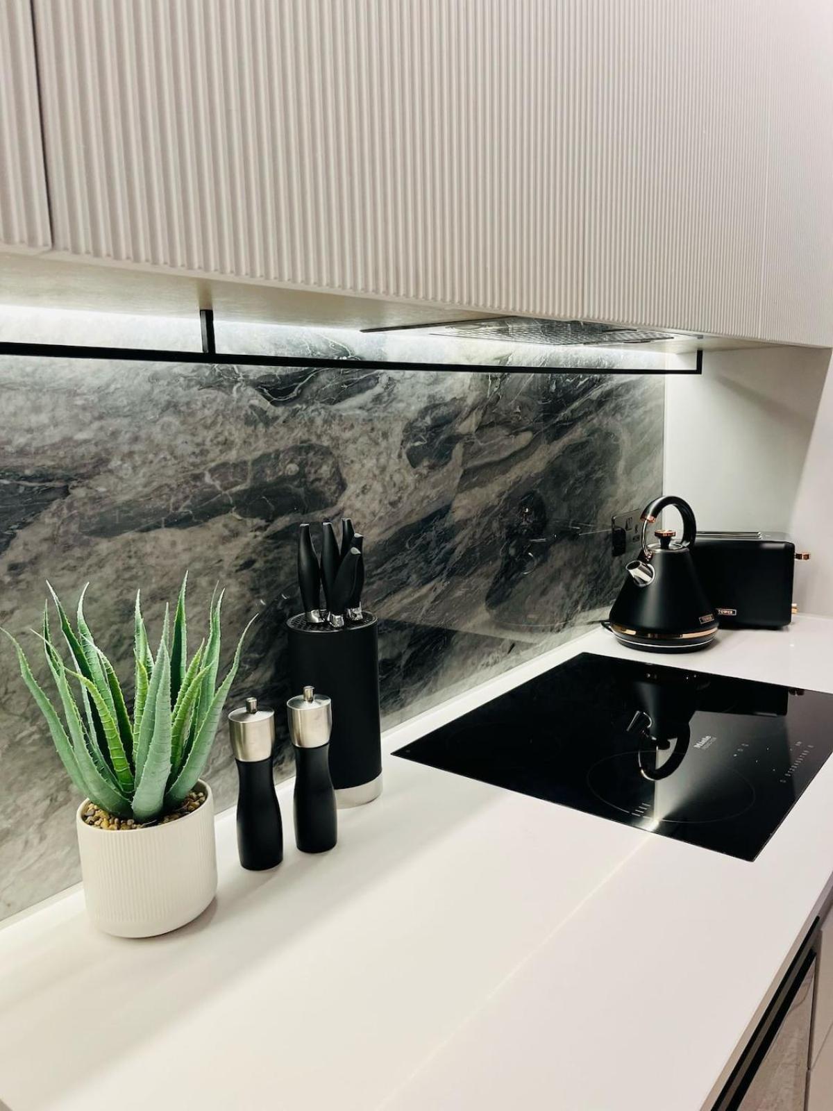 Apartment Luxury In White Living - Ideal For Family & Business