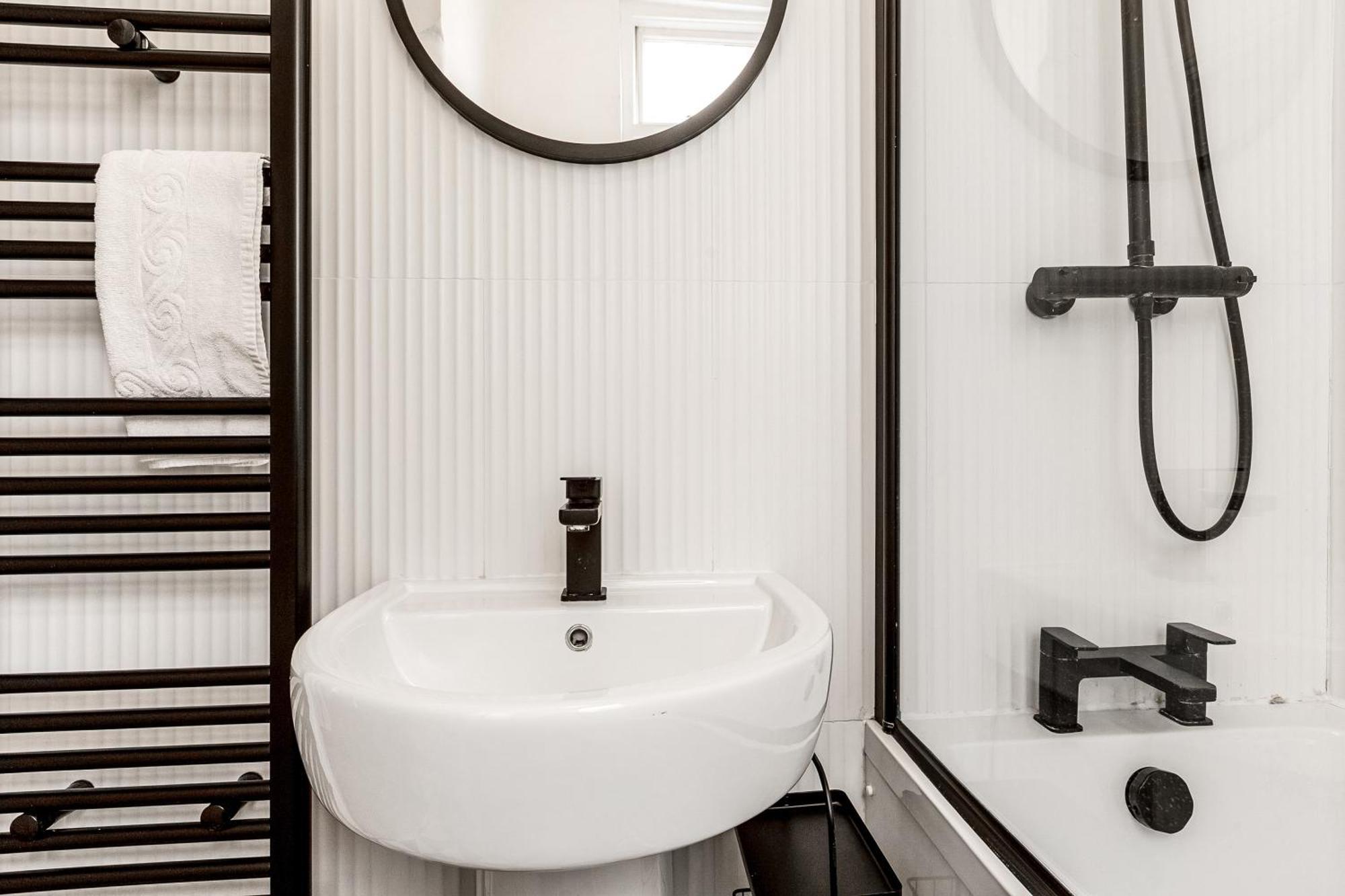 2-br Gem In Leafy Sydenham Area With Private Garden Appartement Londen