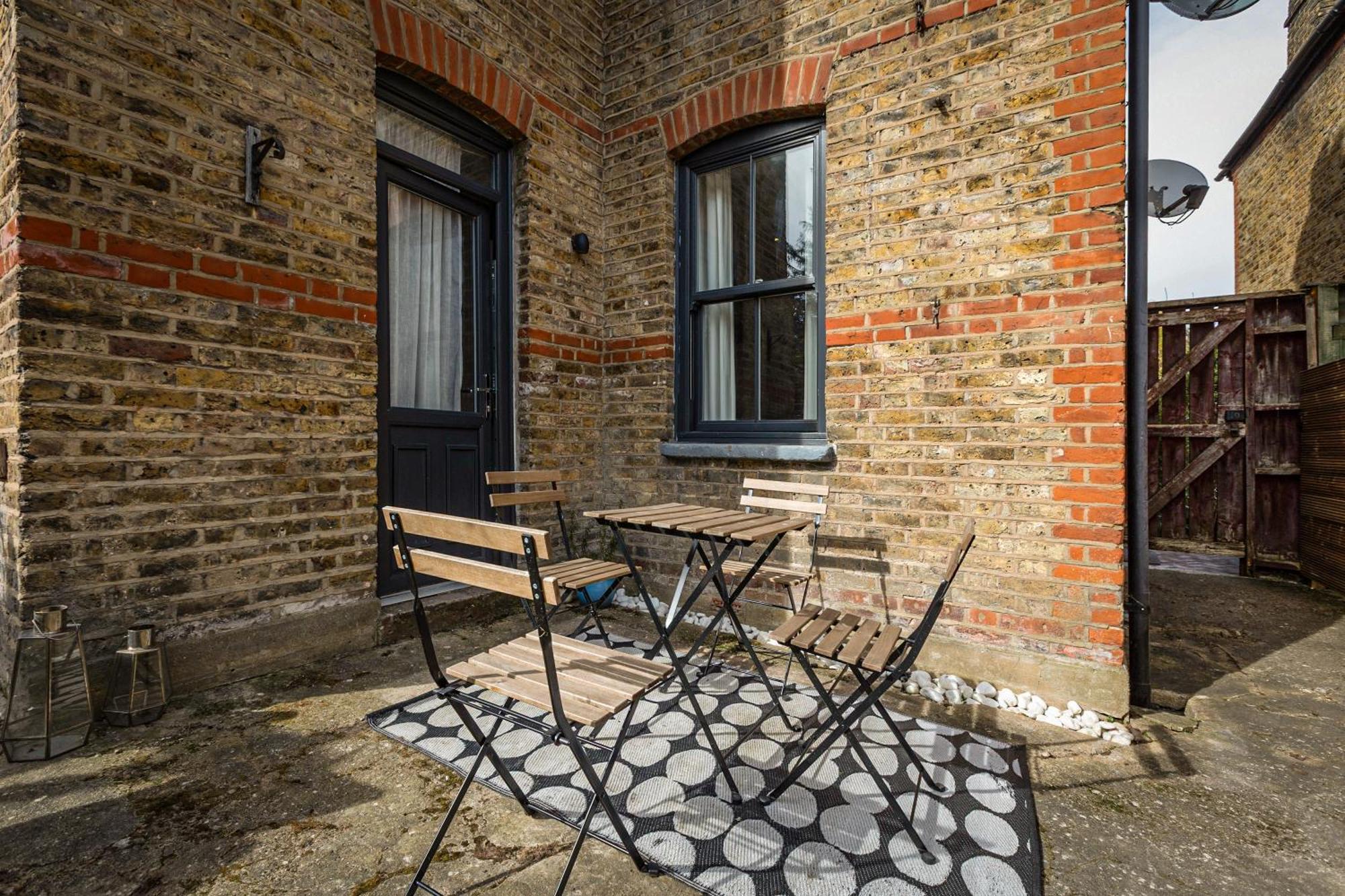 Appartement 2-br Gem In Leafy Sydenham Area With Private Garden Londen