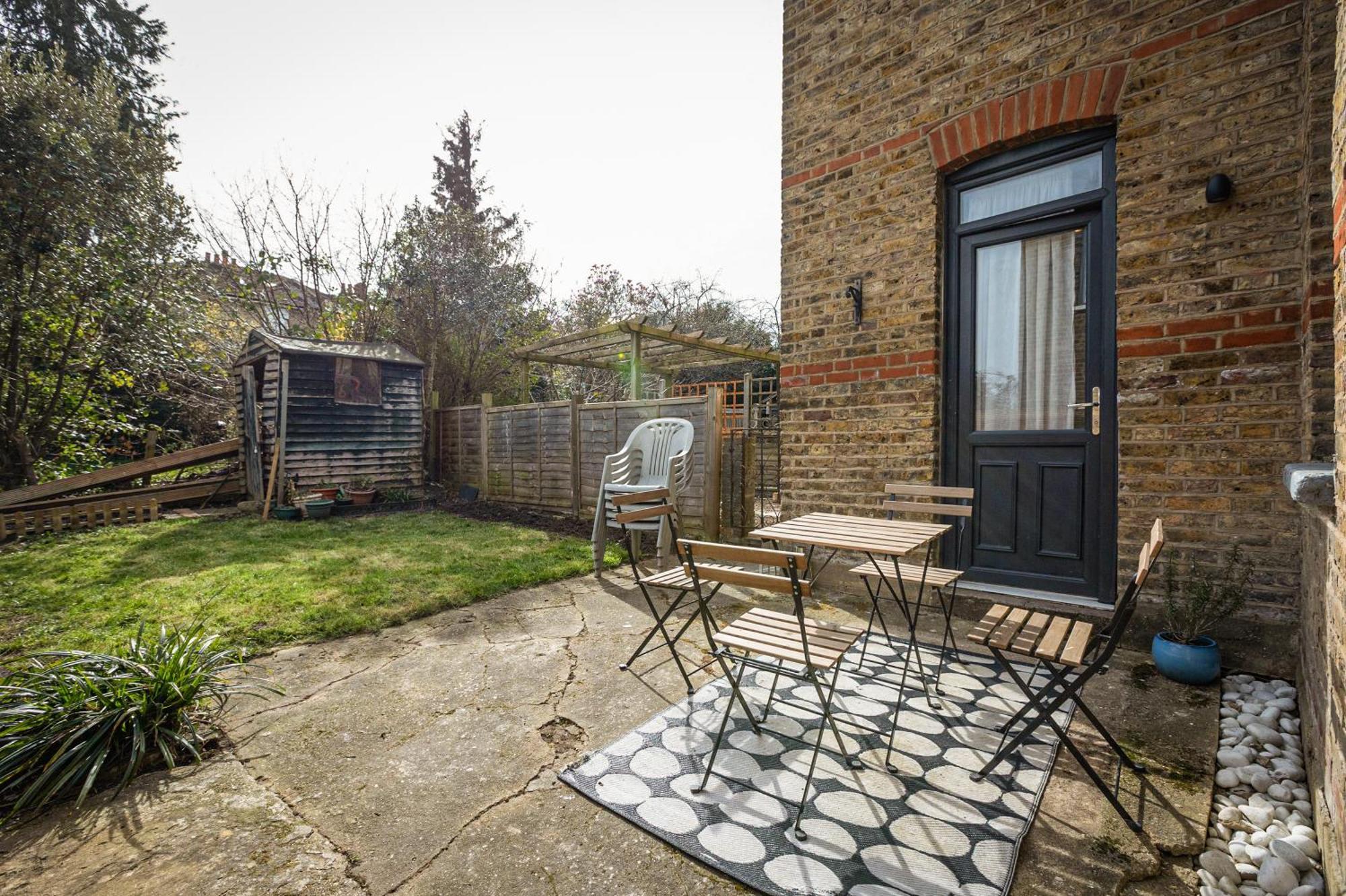 2-br Gem In Leafy Sydenham Area With Private Garden Londen