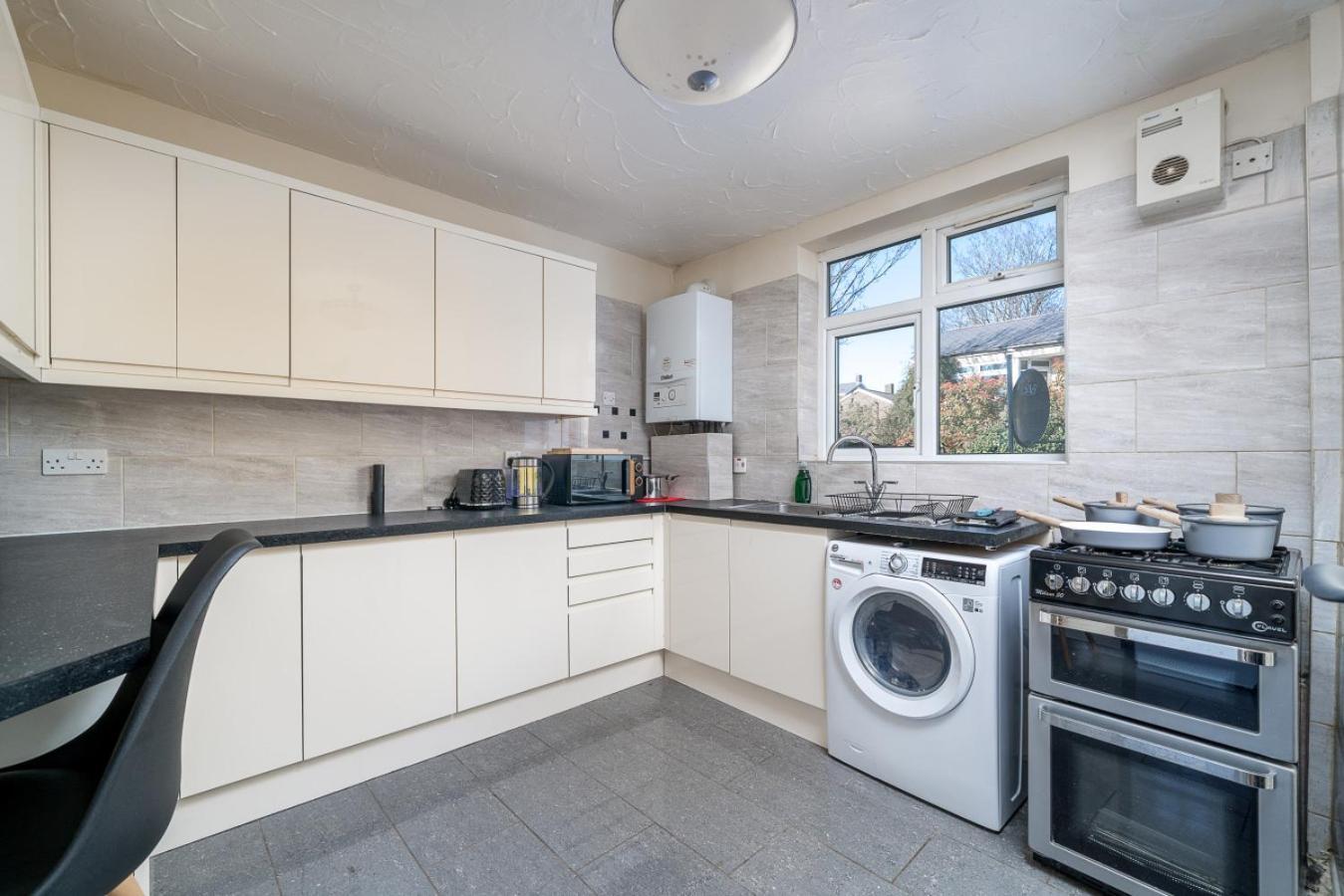 Holiday home Stylish 3 Bed With Gardens Fast Transport Links *