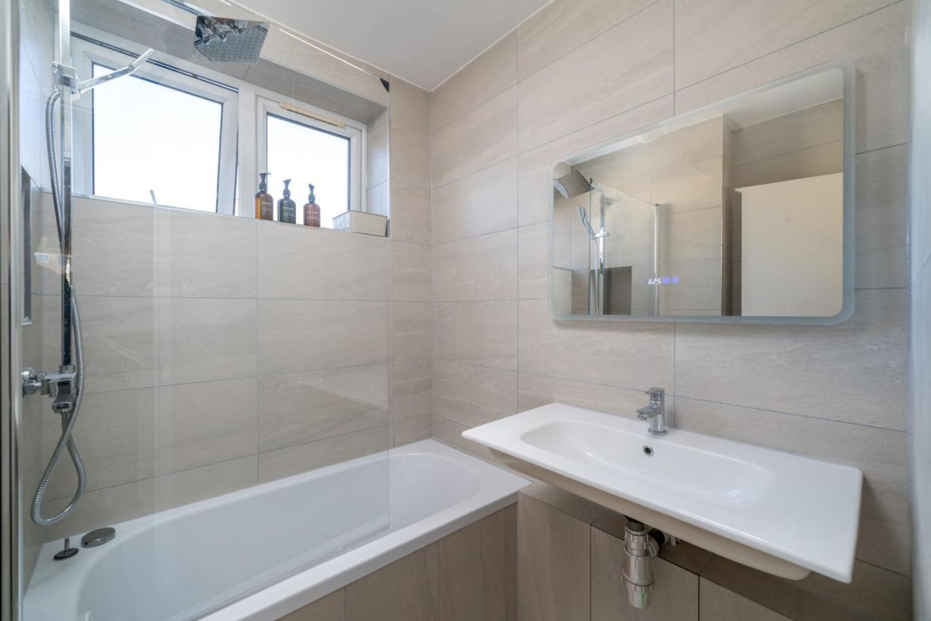 Holiday home Stylish 3 Bed With Gardens Fast Transport Links *