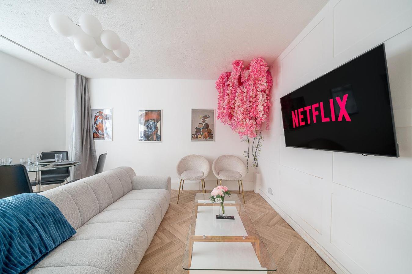 Stylish 3 Bed With Gardens Fast Transport Links London