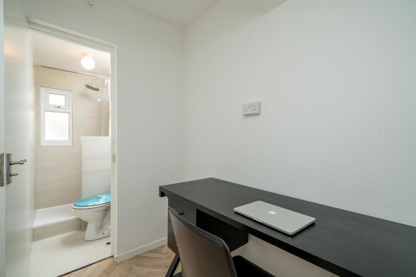 Stylish 3 Bed With Gardens Fast Transport Links Holiday home