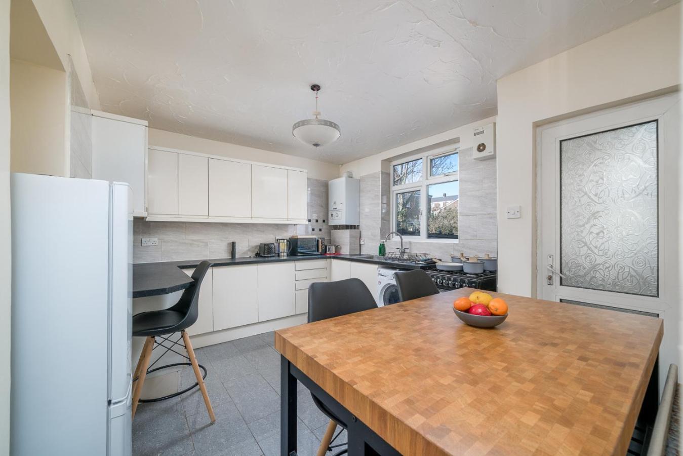 Holiday home Stylish 3 Bed With Gardens Fast Transport Links