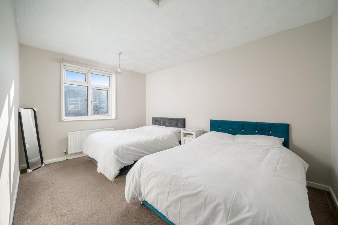 Stylish 3 Bed With Gardens Fast Transport Links Holiday home *