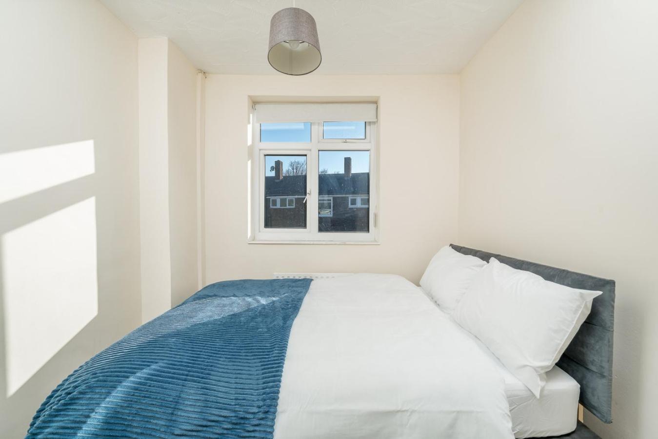 Stylish 3 Bed With Gardens Fast Transport Links * London