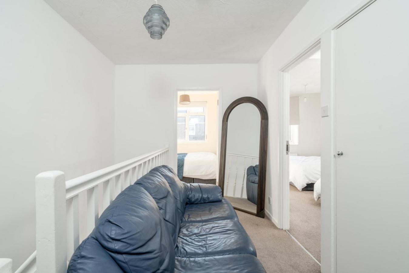 Stylish 3 Bed With Gardens Fast Transport Links Holiday home