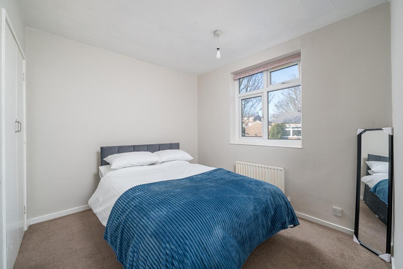 Stylish 3 Bed With Gardens Fast Transport Links *
