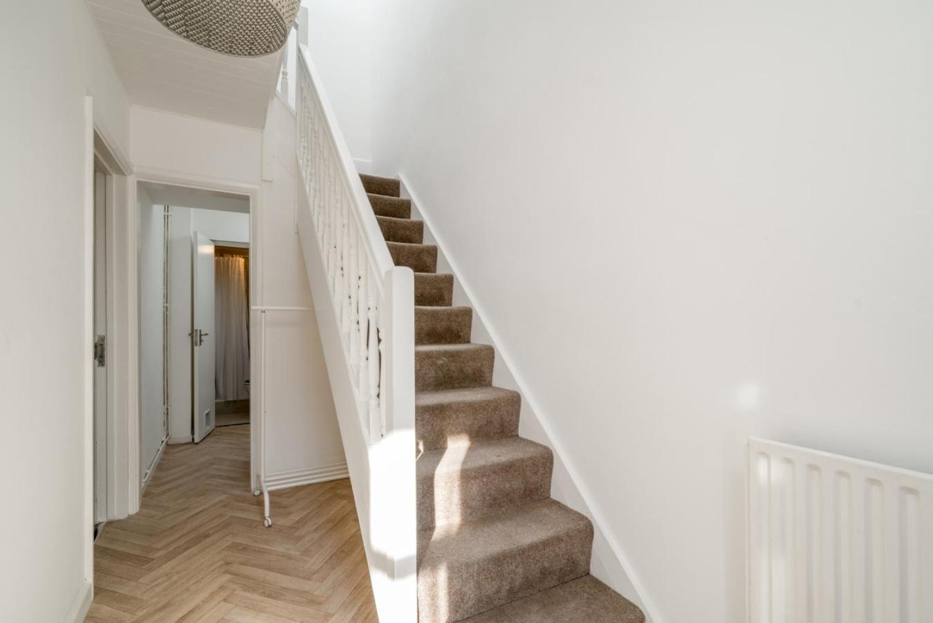 Stylish 3 Bed With Gardens Fast Transport Links Holiday home *