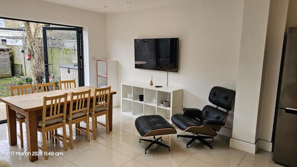 Holiday home Beautiful 4 Bedroom House With Separate Office & Garden