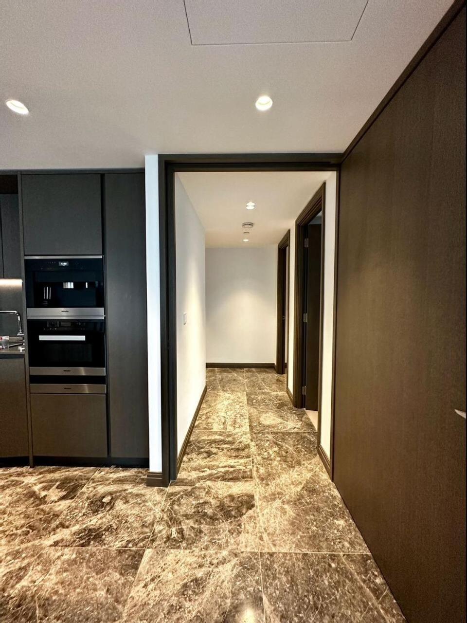 Iconic Luxury 2 Bed 2 Bath Apartment *