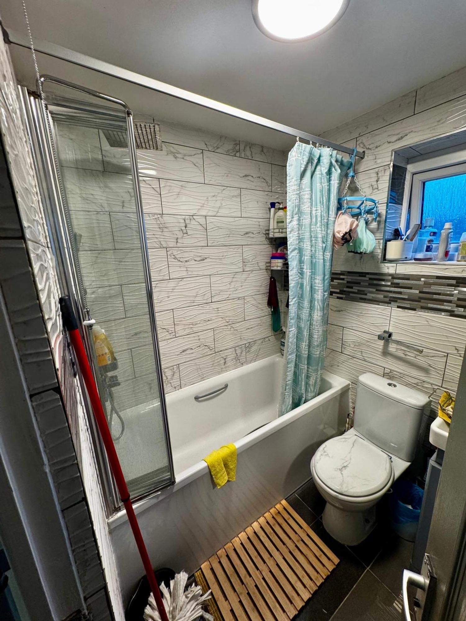 Small-budget Double Bedroom - Shared Bathroom