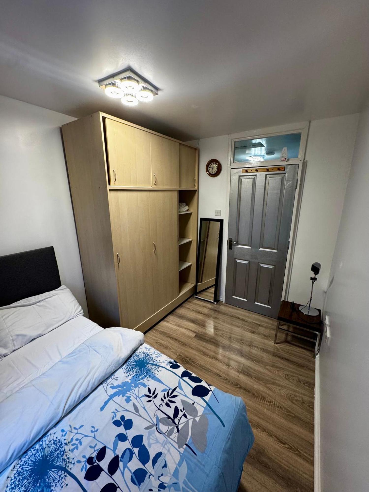 Small-budget Double Bedroom - Shared Bathroom Homestay
