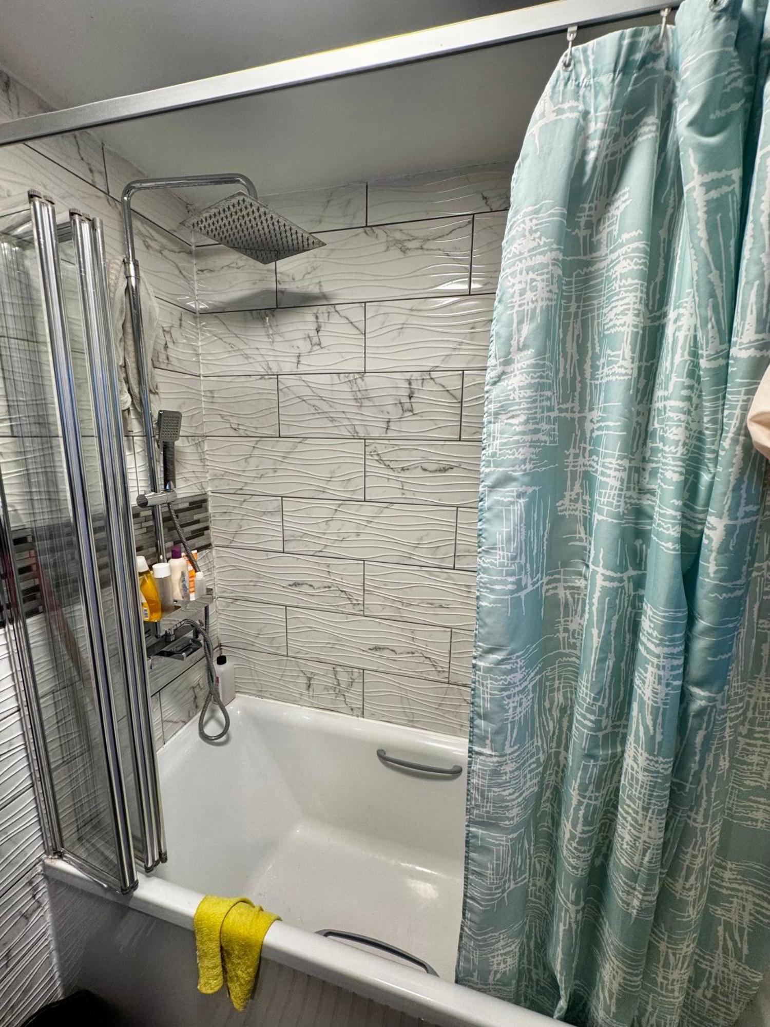 Small-budget Double Bedroom - Shared Bathroom Homestay *