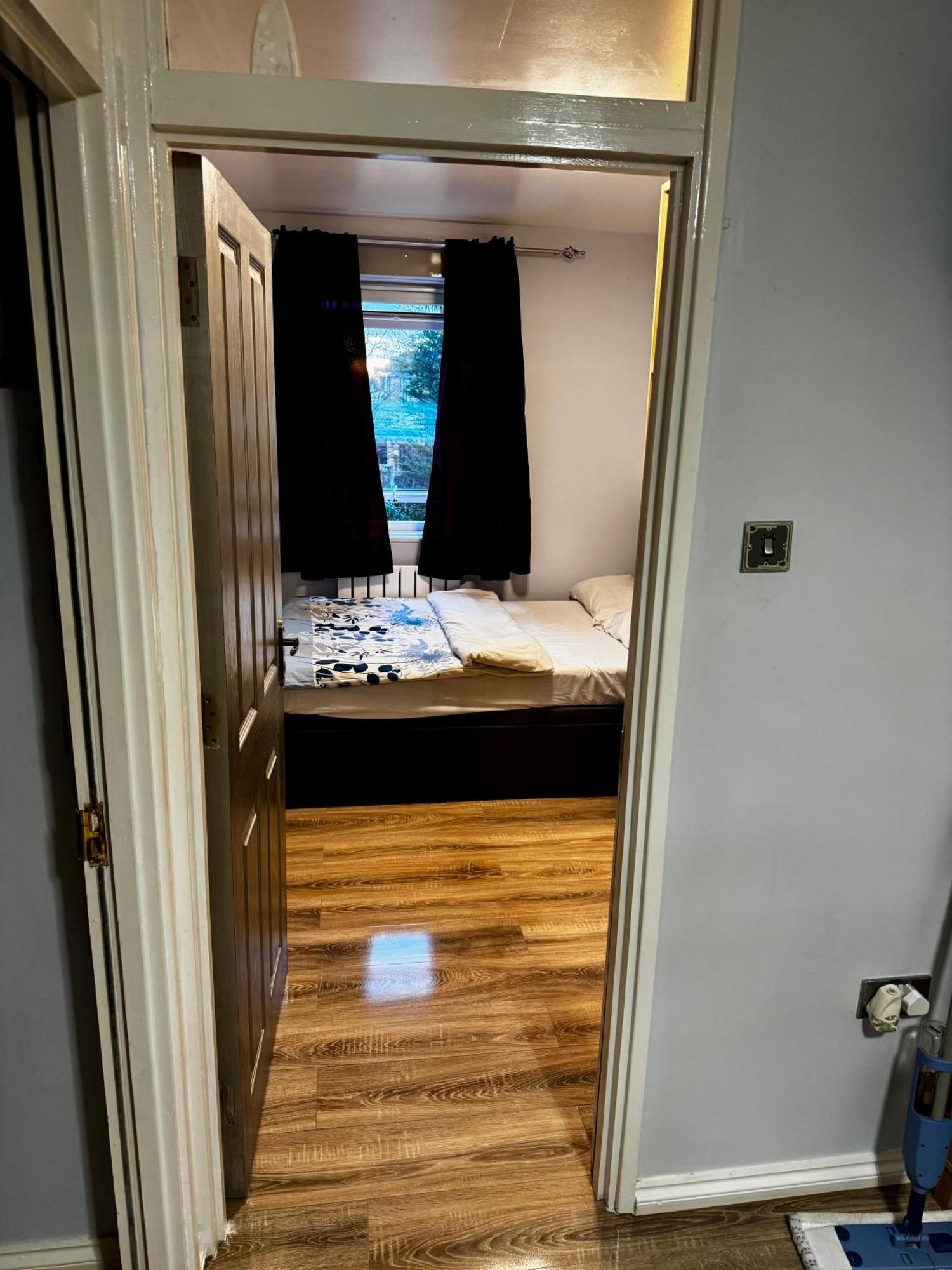 Small-budget Double Bedroom - Shared Bathroom